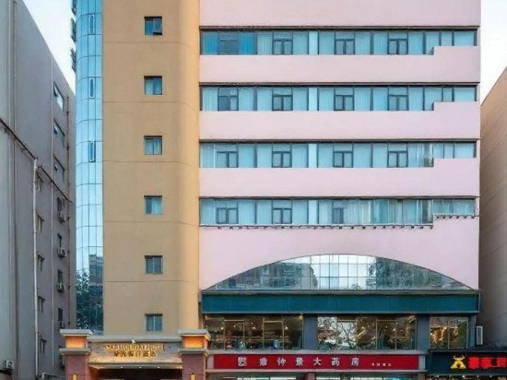 Starlight Holiday Hotel (Zhengzhou Erqi Square Dongda Street Subway Station Branch)