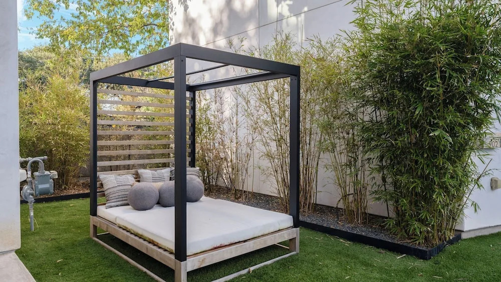 Luxe 11bdr w/ Putting Green, Game Room, Pool Bouldin Collective by Avantstay