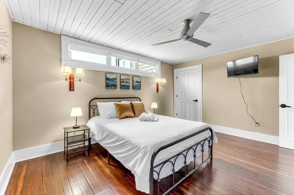 The Elm St Suite - Downtown Condo