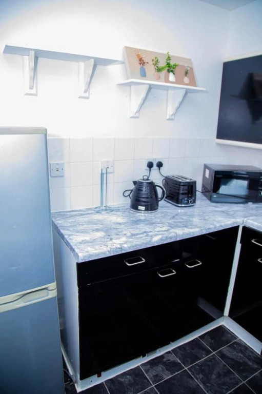 Cozy Two Bedroom Apartment Located in Gravesend