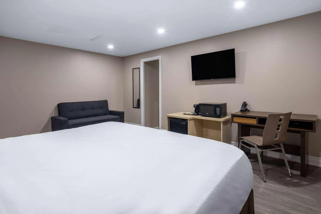 Super 8 by Wyndham Niagara Falls ON