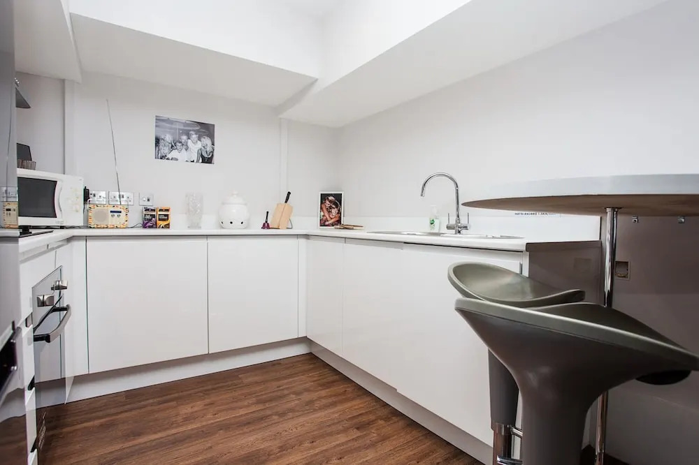 Contemporary 3 Bedroom Apartment In Battersea