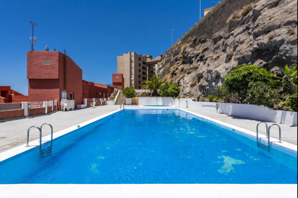 Beachfront triplex with swimming pool parking