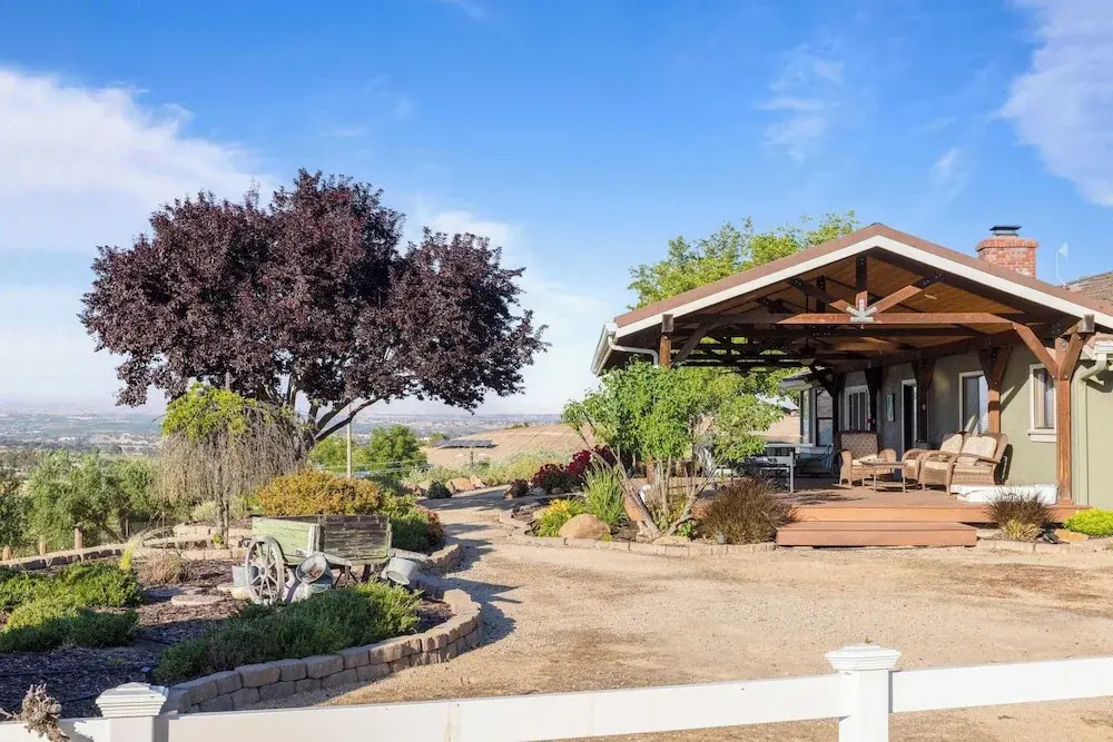 4.5 Acre Secluded Ranch w/ Panoramic Views Fire Pit Olive Ranch by Avantstay