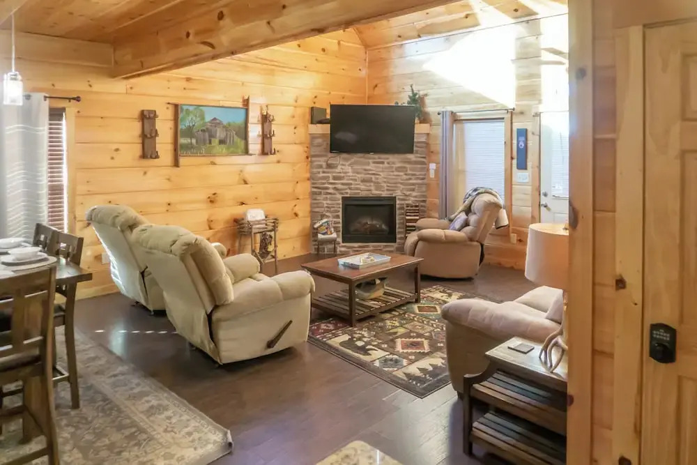 1 Mi to Parkway! Hot Tub Hideaway in Pigeon Forge