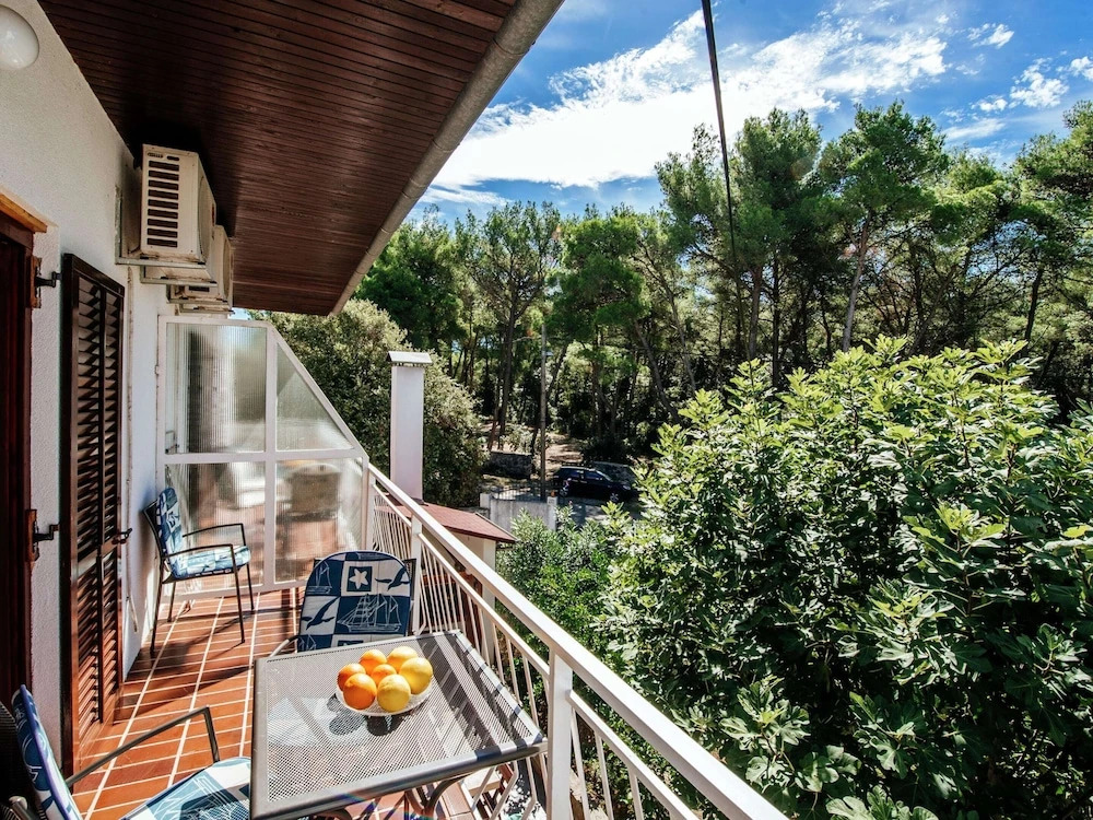 Spacious First Floor Accomodation With 2 Apartments, Near the Beach
