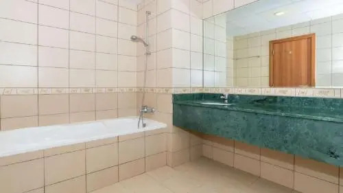 The Dubai Holiday Home, spacious 2 Bedroom Apartment, podium landscape view