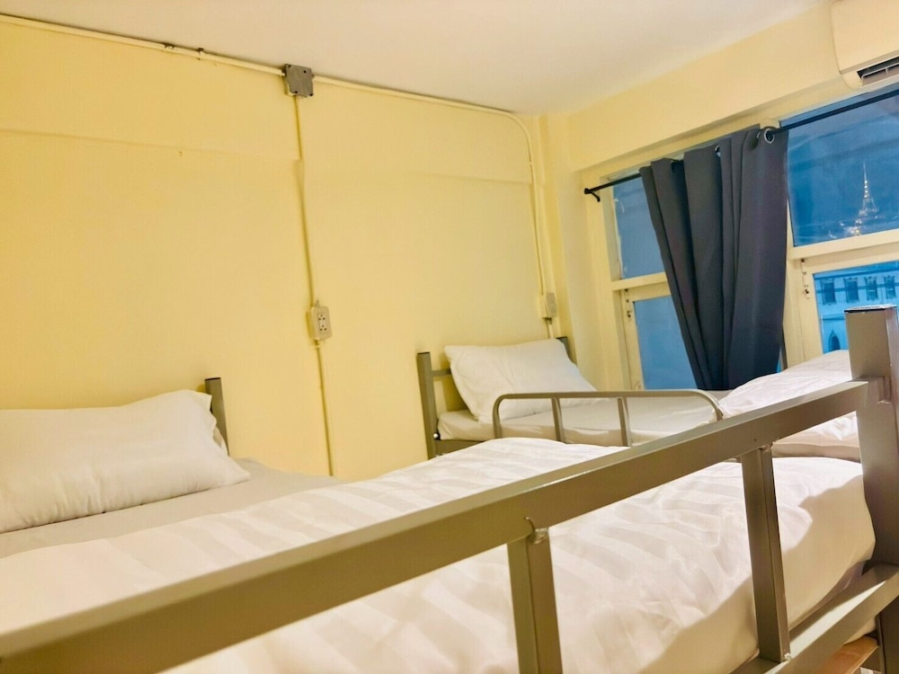 Sukhum Charoen Krung Tak-Sin bridge guest house