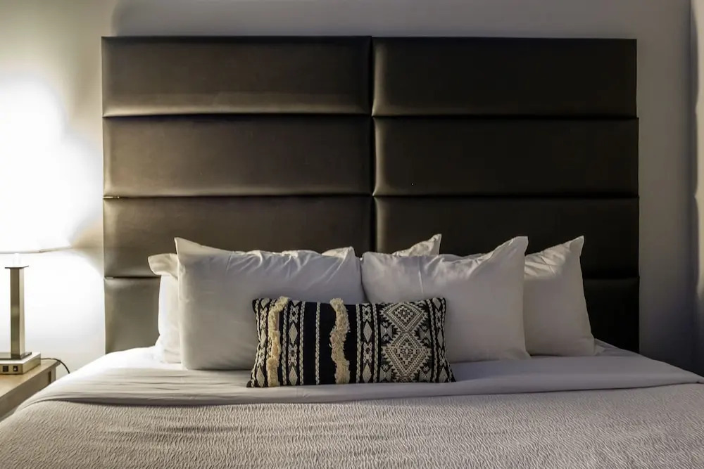 Strip District Apts with Wifi by Frontdesk