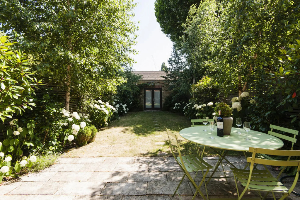 Exquisite East Acton Home Close to Shepherds Bush by Underthedoormat