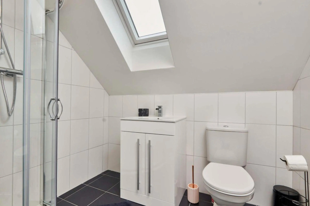 Modern 4Bedroom House By Homebird Property Management Short Lets & Serviced Accommodation Leeds With Private Parking & Garden