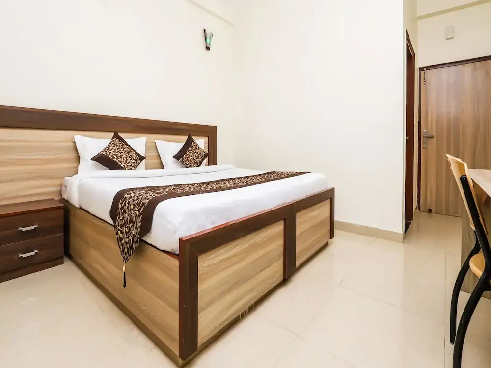 OYO 23018 Hotel Expo Suites