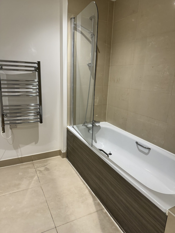 Stunning 2 Bed Apartment With Parking