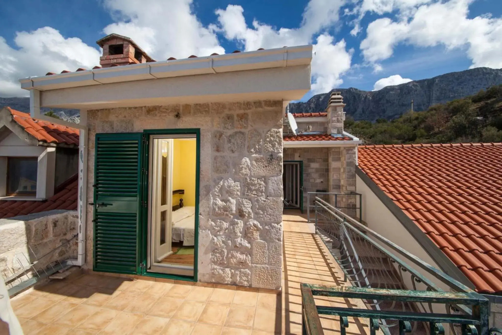 Old stone house Mario