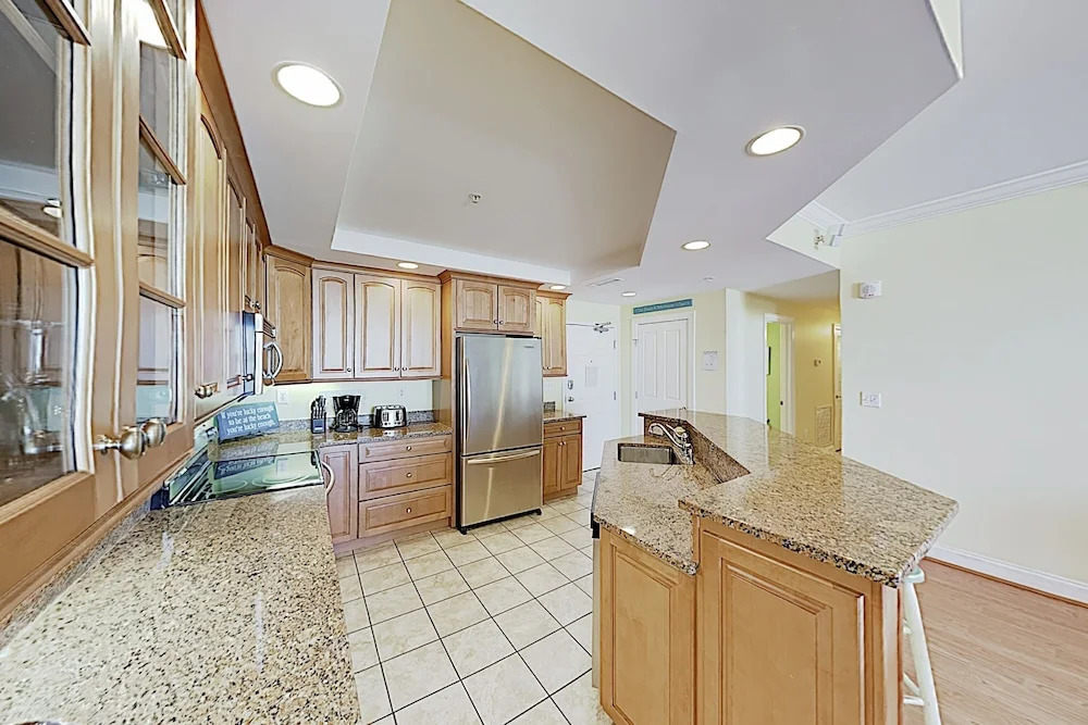 Beachfront W/ Pool & Ocean-view Balcony 3 Bedroom Condo