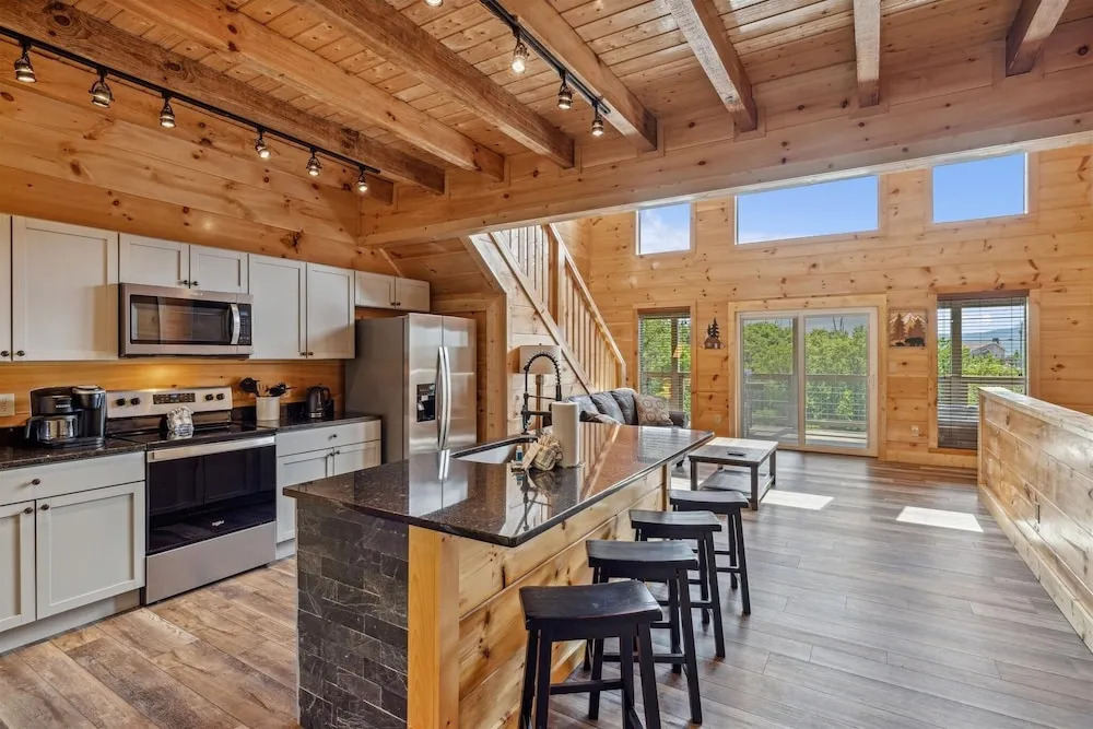 Grizzlies Den 4 Bedroom Cabin by RedAwning