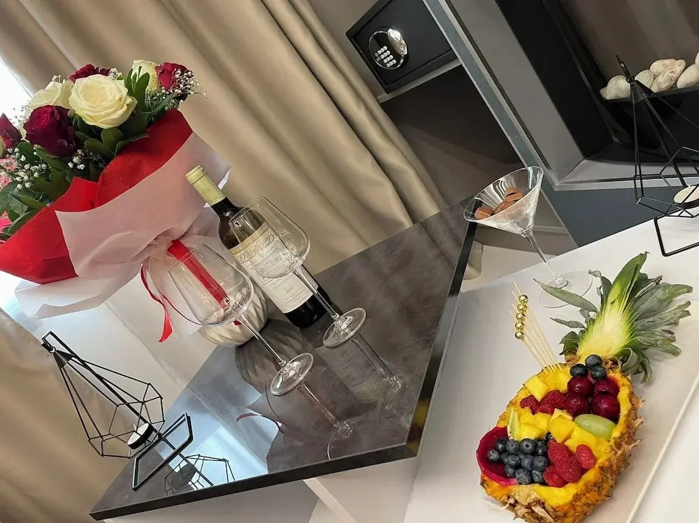 LUXSUITES