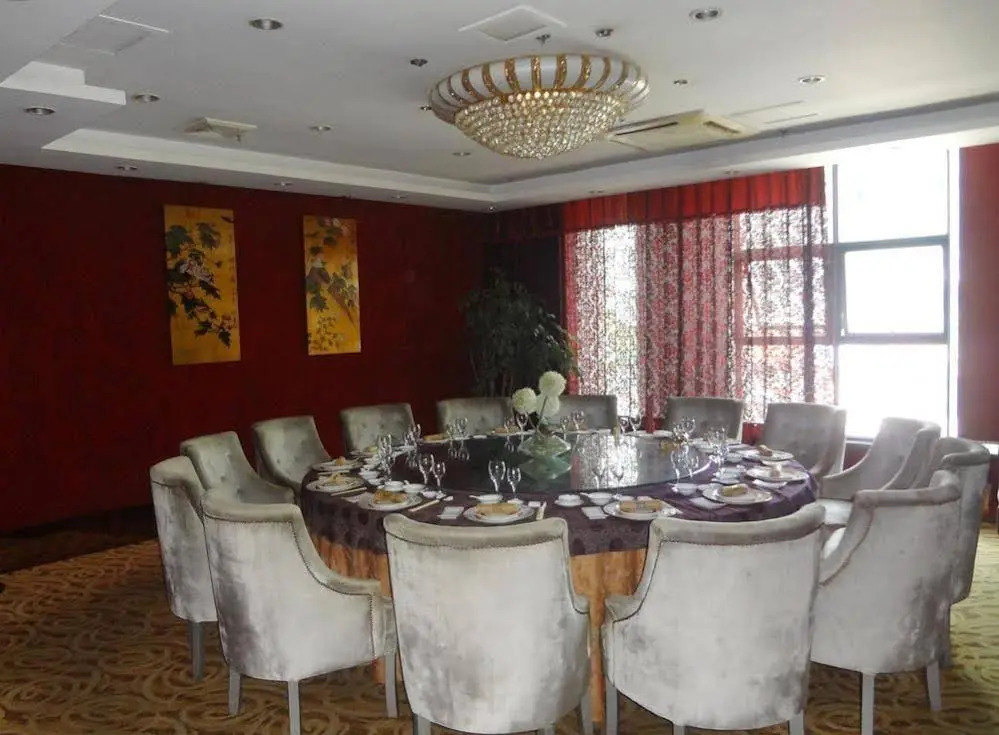 Xinjiefang Holiday Hotel