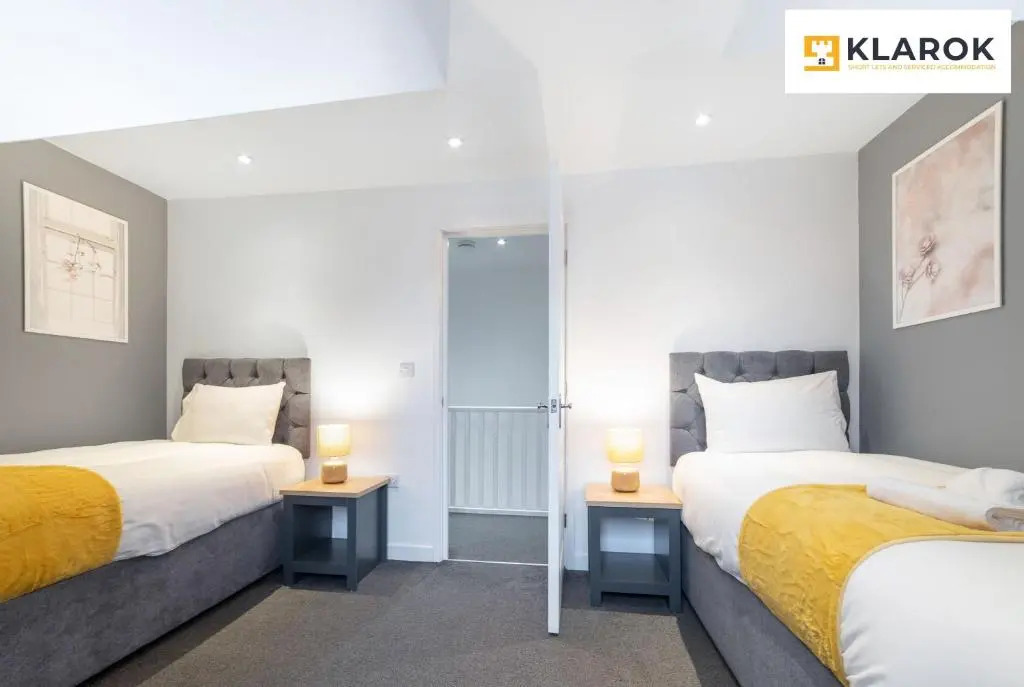 LARGE 4bed with BT Sports inc FREE parking by Klarok Accommodation Ltd