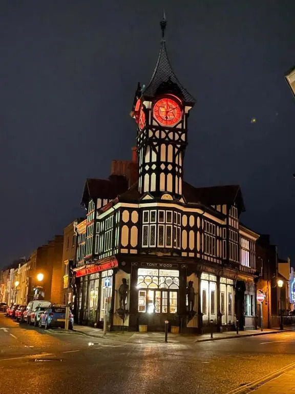 The Clock Tower Apartment - Large, Modern, 2 bed apartment, Southsea with Free parking - sleeps 4