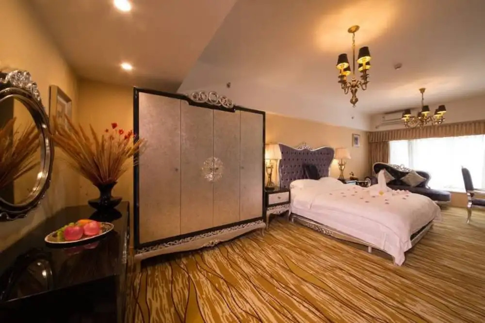 Chengdu Longhu Beach Hotel