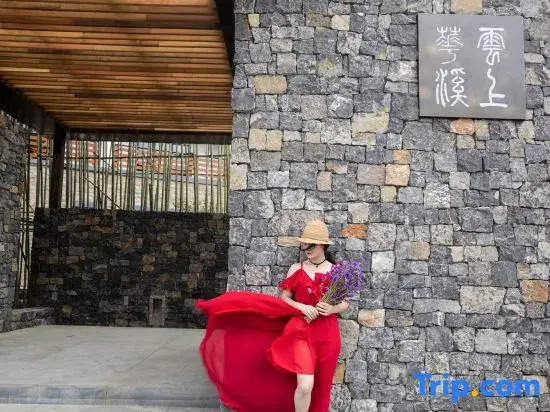 Yunshang Huaxi Holiday Hotel