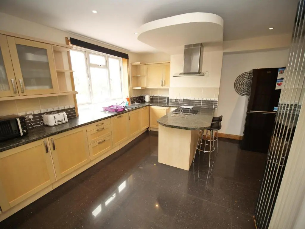 Town Centre Apartment Sleeps 9