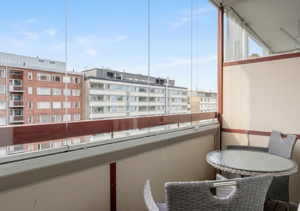 1BR Apt and Balcony next to Railway Station