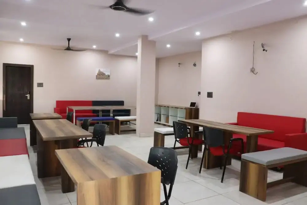 Goroomgo Pat Village Inn Indore