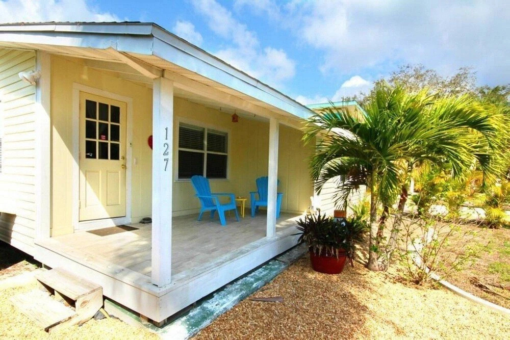 Mermaid Bungalow- 2 BR House Close to the Beach