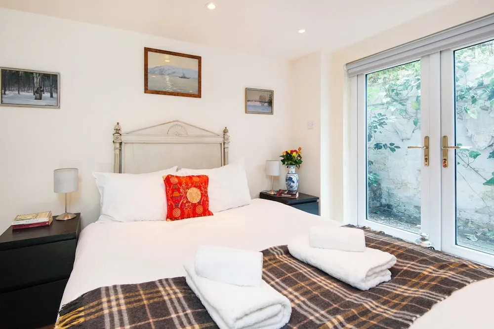 Pleasant Hackney Home by Victoria Park