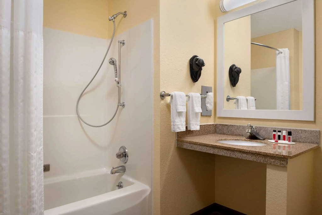 Days Inn & Suites by Wyndham Merrillville