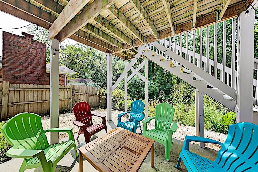 The Lime House W/ 2 Kitchens & Large Fenced Yard 4 Bedroom Home