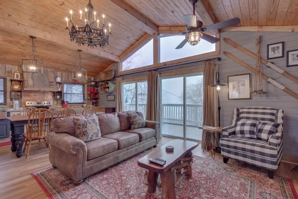 Swiss Bear Haus, 4 Bedrooms, Hot Tub, Pool Access, Sleeps 12