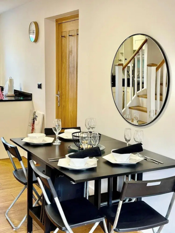 2 Bed House - Sleeps 4 - Parking - Wifi