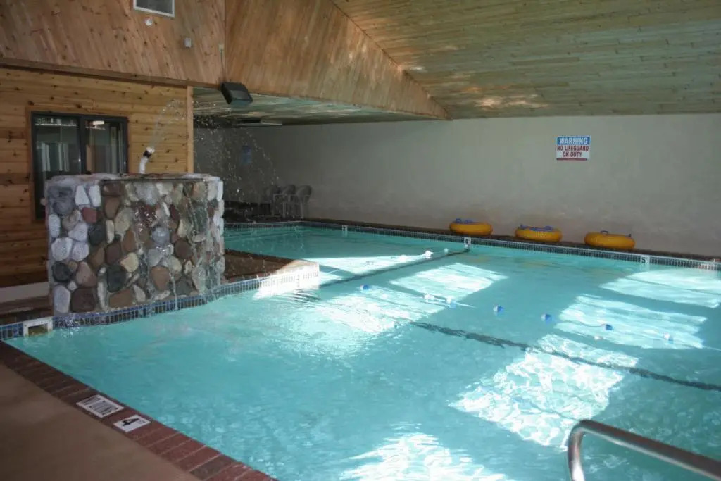 Mackinaw Beach and Bay Inn & Suites