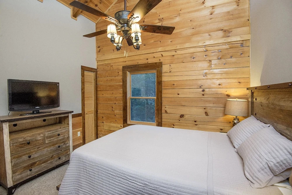 Cuddlin Up by Heritage Cabin Rentals