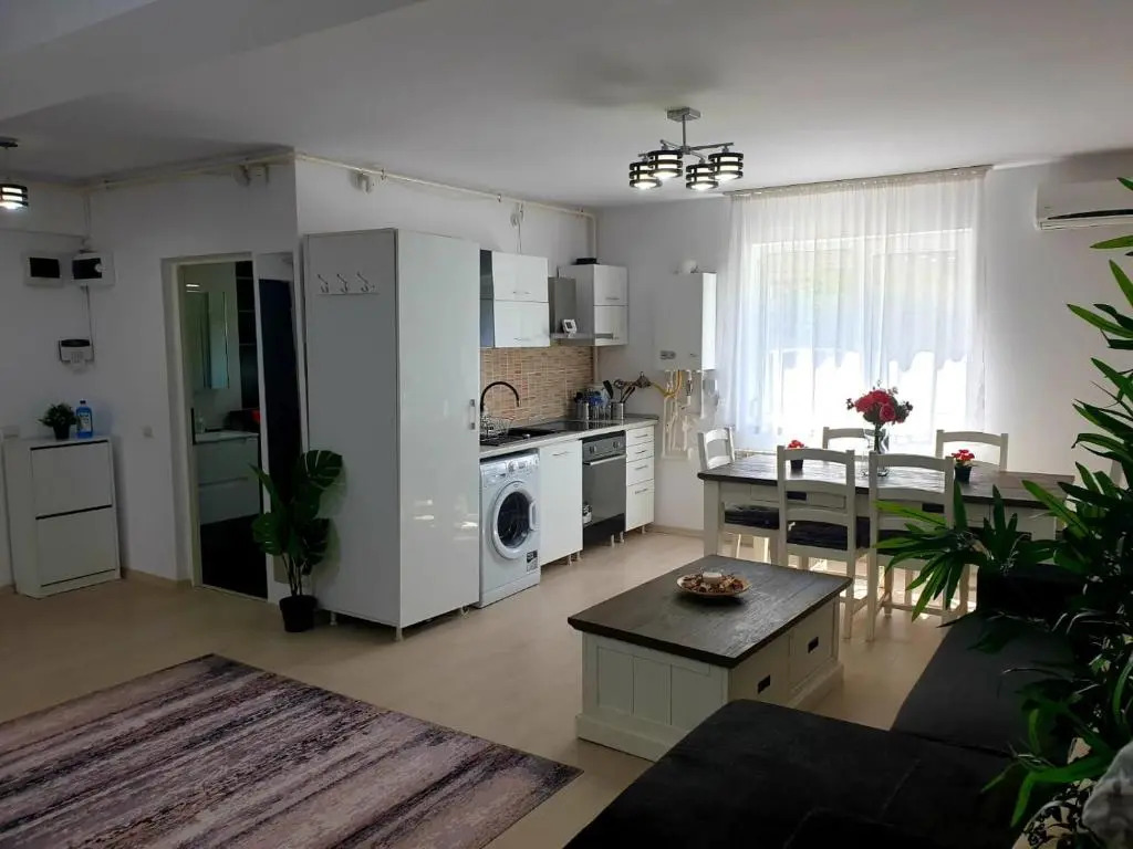 Apartament Mamaia Nord 3 camere la 30m de plaja cu terasa si curte