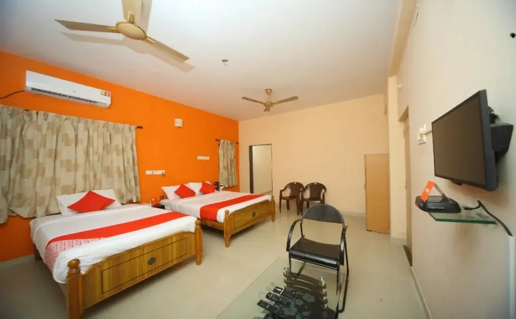 OYO 15517 Kms House