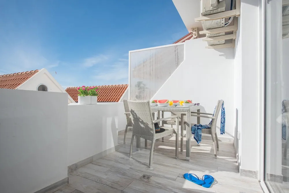 Tidy Apartment, Small Terrace and Air Conditioning