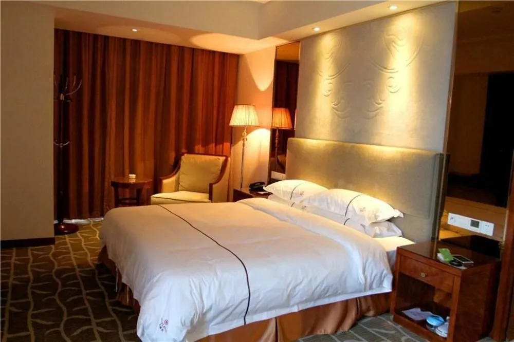 Vienna Hotel Xinyang Pingqiao Century Plaza Store