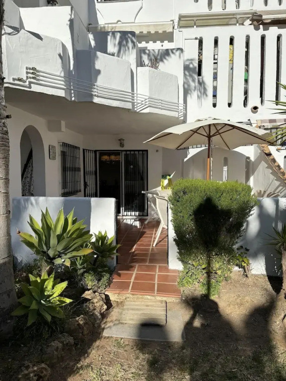 Beach Apartment - Sleeps 6, Pool & Private Terrace