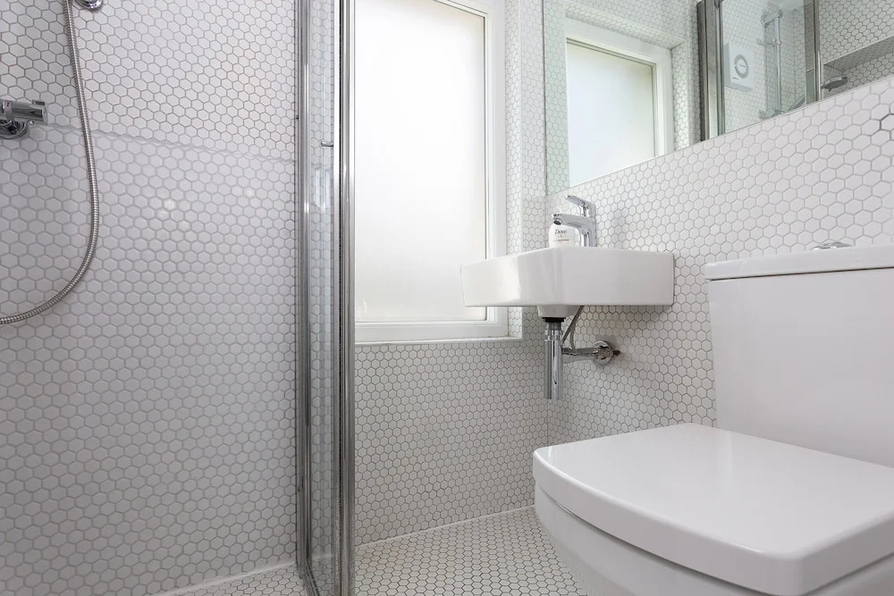 2 Bedroom House in Primrose Hill