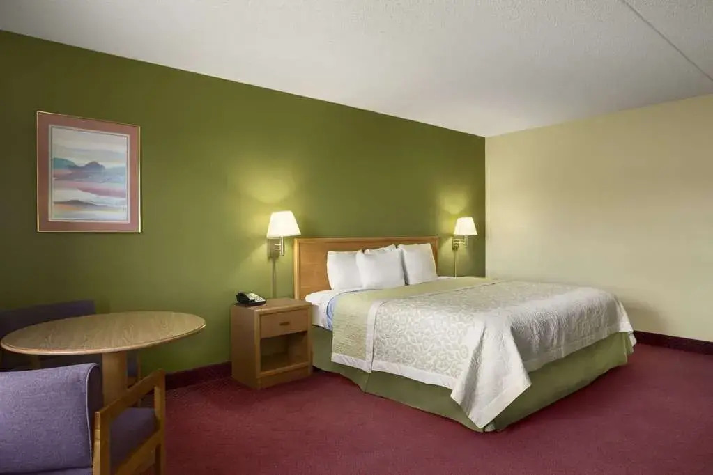Days Inn by Wyndham Park City Kansas