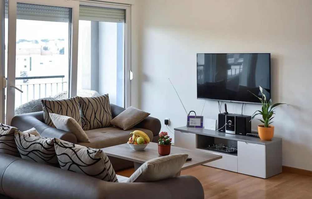 Amazing apartment in Podstrana w/ WiFi and 2 Bedrooms