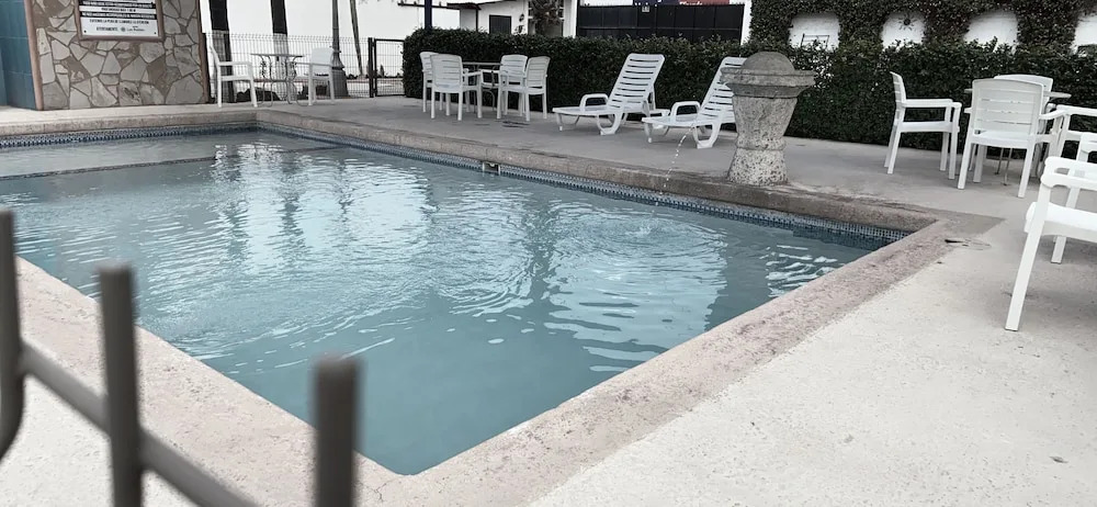 HOTEL LOS ROBLES