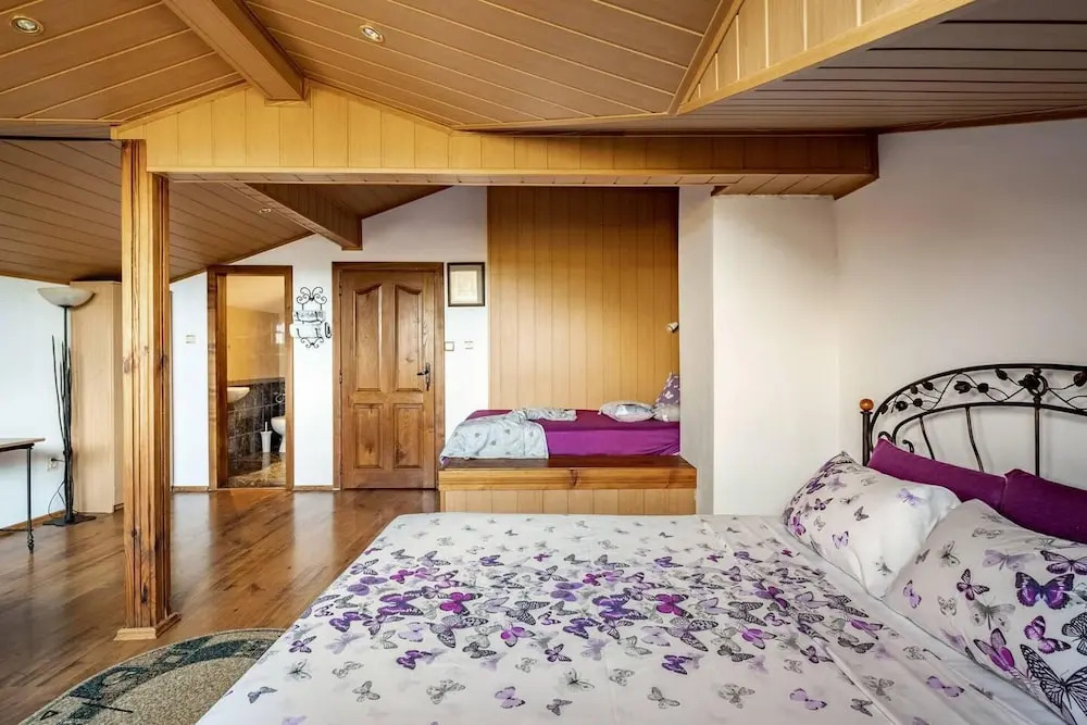 Lovely 5-bed Authentic House in the Arbanasi