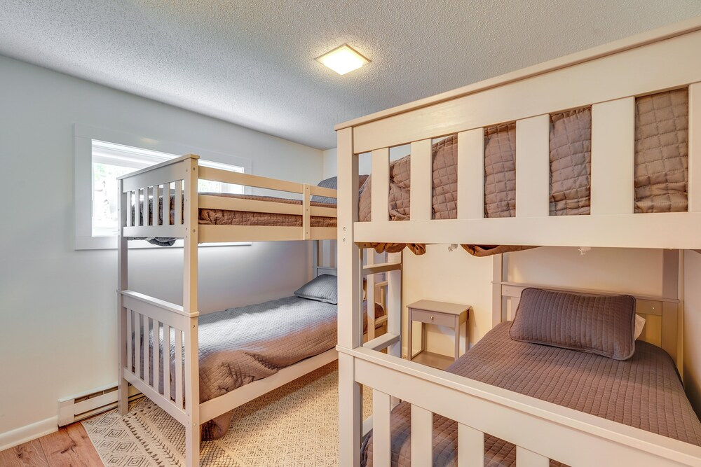 Ski-in/ski-out Bromley Mtn Condo: Wood Fireplace!
