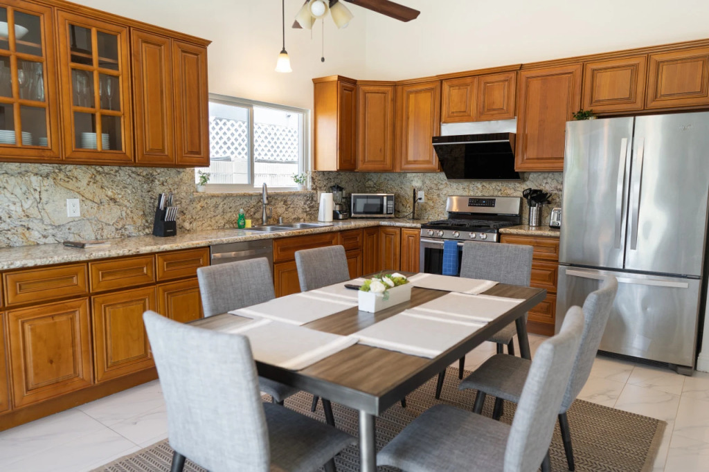SPACIOUS 4-BEDROOM HOME WITH LARGE YARD AND GARAGE NEAR KNOTT'S BERRY FARM (p67)