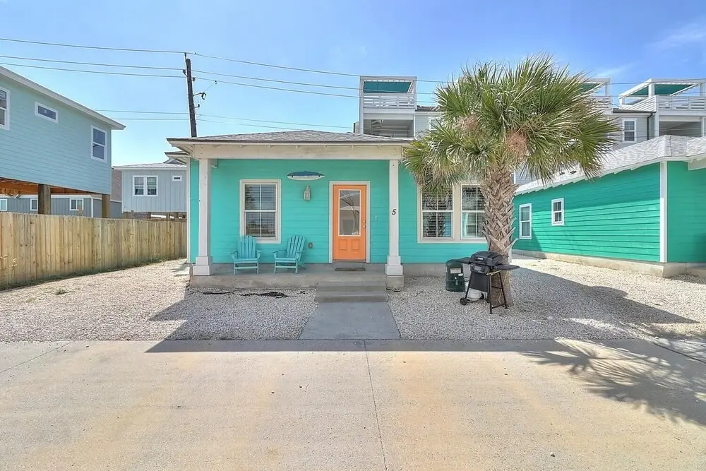 Tropical Blue Wave Home Short Drive to Beach by Redawning